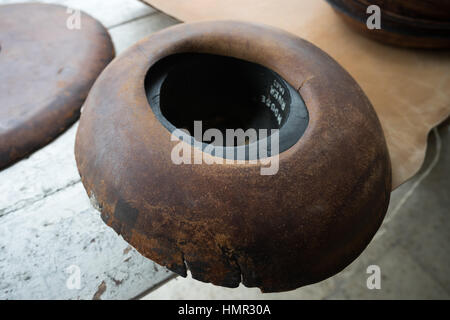 Chapeau Panama paille vapeur moule pour une machine de moulage artisanal, traditionnel, l'Amérique du Sud, l'Equateur, Cuenca Banque D'Images