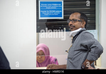 Un médecin indien attend une infirmière au dispensaire de l'hôpital pour lui donner les médicaments des patients à l'hôpital Raja Isteri Pengiran Anak Saleha de Darussalam, Brunei. © Time-snapshots Banque D'Images