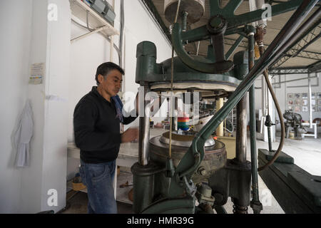 20 juillet 2016, Cuenca, Équateur : un homme est l'exploitation d'une chaleur élevée pression tige machine dans le Panama hat factory Banque D'Images