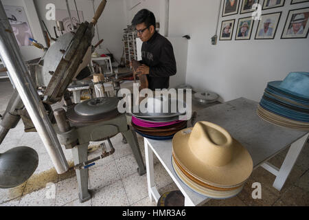 Chapeau Panama paille vapeur inachevé machine de moulage artisanal, street, fournisseur traditionnel, l'Amérique du Sud, l'Équateur Banque D'Images