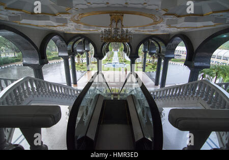 Deux jeunes hommes sont vus au bout des jardins, au fond d'un éscaleur menant à l'entrée de la mosquée Hassanil Bolkiah dans le centre de Bandar Seri Begawan, Darussalam, Brunei. © Time-snapshots Banque D'Images