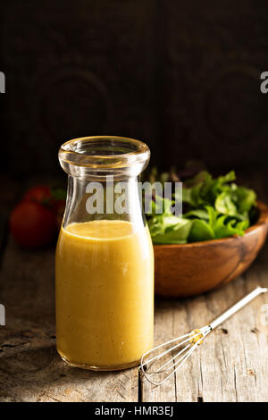 Vinaigrette moutarde au miel faits maison dans le flacon en verre Banque D'Images