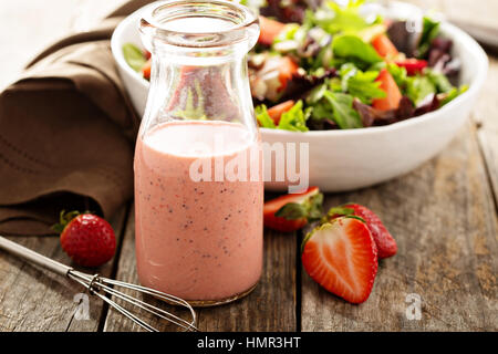 Vinaigrette aux graines de pavot de fraises dans une bouteille en verre Banque D'Images