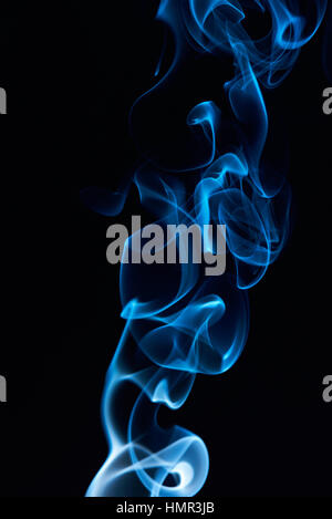 La fumée close up curly bleu sur fond noir Banque D'Images