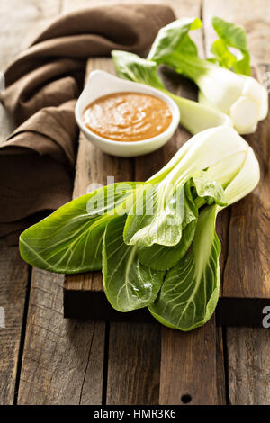 Petits bok choy et sauce épicée Banque D'Images