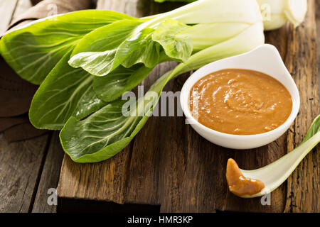 Petits bok choy et sauce épicée Banque D'Images