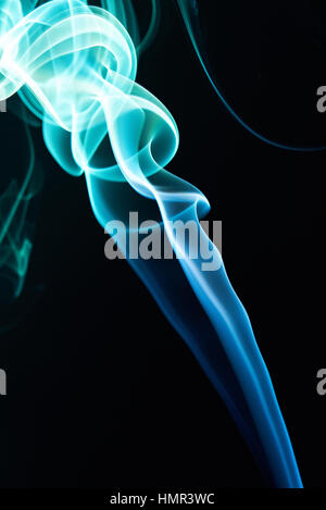 Fumée verte blue swirl sur fond noir Banque D'Images