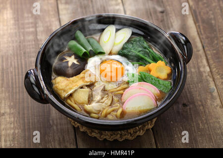 Le miso nikomi udon noodle soup, nourriture japonaise Banque D'Images