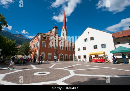 Silandro (Schlanders), carré avec l'hôtel de ville et le clocher de Maria Himmelfahrt église paroissiale, Val Venosta (Vinschgau), Trentin-Haut-Adige, Italie Banque D'Images