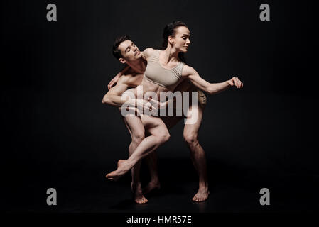 Les danseurs enthousiastes agissant ensemble dans le studio Banque D'Images