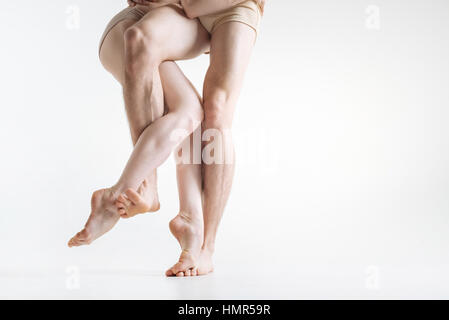 Les jambes des danseurs souple dans la pièce de couleur blanche Banque D'Images
