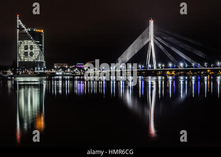 Pont Vansu de Riga dans la nuit. Crossing Daugava. Banque D'Images