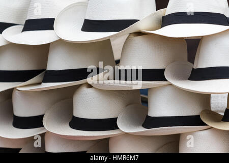 Chapeaux Panama artisanaux sur le marché stand de un vendeur de rue Banque D'Images