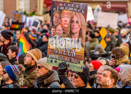 New York City, USA. Le 04 février, 2017. Les élus de New York, des milliers de membres LGBTQ concernés et les New-yorkais se sont réunis au Monument national de Stonewall à Greenwich Village, New York, en réponse à la récente Donald Trump d'ordres exécutifs ciblant les musulmans, latino/latina, les communautés d'immigrants et de réfugiés. Ce rassemblement a réuni des citoyens de toutes origines, solidarité avec les personnes ciblées par ces actions. Credit : PACIFIC PRESS/Alamy Live News Banque D'Images