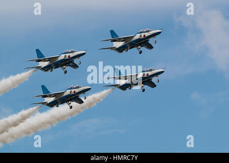 Vols de démonstration de Blue Impulse. Blue Impulse est l'équipe de démonstration de voltige de la Japan Air Self-Defense Force. Banque D'Images