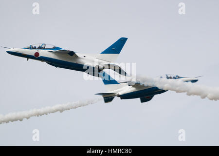 Vols de démonstration de Blue Impulse. Blue Impulse est l'équipe de démonstration de voltige de la Japan Air Self-Defense Force. Banque D'Images