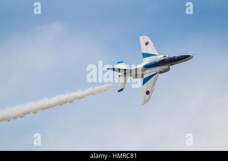 Vols de démonstration de Blue Impulse. Blue Impulse est l'équipe de démonstration de voltige de la Japan Air Self-Defense Force. Banque D'Images