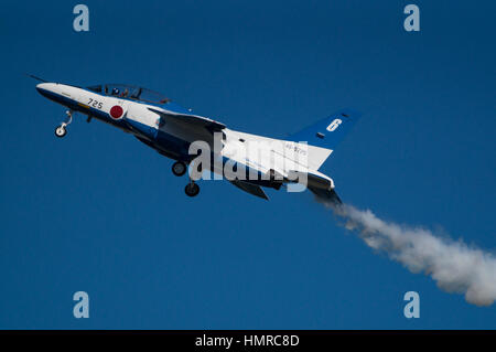 Vols de démonstration de Blue Impulse. Blue Impulse est l'équipe de démonstration de voltige de la Japan Air Self-Defense Force. Banque D'Images