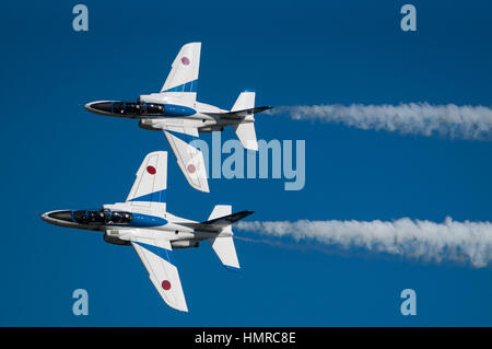 Vols de démonstration de Blue Impulse. Blue Impulse est l'équipe de démonstration de voltige de la Japan Air Self-Defense Force. Banque D'Images