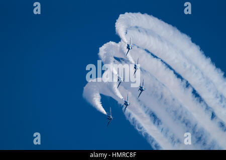 Vols de démonstration de Blue Impulse. Blue Impulse est l'équipe de démonstration de voltige de la Japan Air Self-Defense Force. Banque D'Images