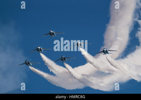 Vols de démonstration de Blue Impulse. Blue Impulse est l'équipe de démonstration de voltige de la Japan Air Self-Defense Force. Banque D'Images