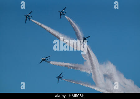 Vols de démonstration de Blue Impulse. Blue Impulse est l'équipe de démonstration de voltige de la Japan Air Self-Defense Force. Banque D'Images