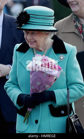 La reine Elizabeth II lors d'un bain de foule après un service religieux à la cathédrale St Pierre et St Paul West Newton à Norfolk, en tant que la reine est de faire l'histoire quand elle devient la première monarque britannique, pour atteindre leur Jubilé de Saphir. Banque D'Images