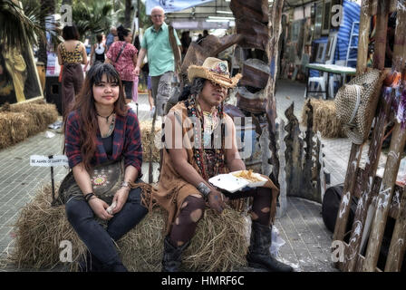 Couple d'artiste avec un homme vêtu du costume d'un Indien américain. Pattaya Art Festival, Thaïlande S. E. Asie Banque D'Images