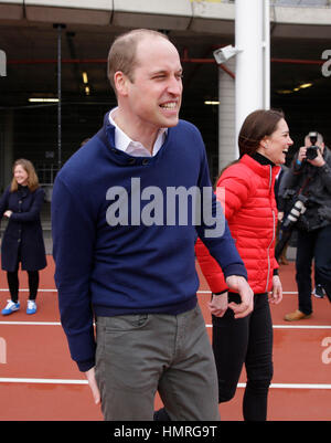 Le duc et la duchesse de Cambridge réagir après avoir pris part à une course de relais avec le prince Harry, au Queen Elizabeth Olympic Park dans l'Est de Londres, comme ils ont rejoint les coureurs participant à la marathon de Londres pour leur campagne de santé mentale. Banque D'Images