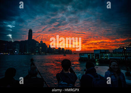 Hong Kong, Chine. 06Th Feb 2017. Le début du printemps, le port de Victoria, le ciel apparaît incroyable coucher du soleil. Credit : Yeung Kwan/Pacific Press/Alamy Live News Banque D'Images