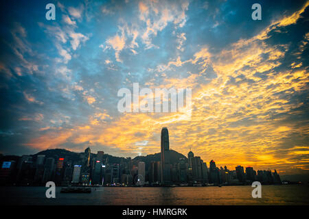 Hong Kong, Chine. 06Th Feb 2017. Le début du printemps, le port de Victoria, le ciel apparaît incroyable coucher du soleil. Credit : Yeung Kwan/Pacific Press/Alamy Live News Banque D'Images