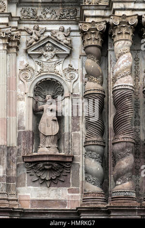 Sculptures sur pierre à la façade de l'église de la Compañia de Jesús faits de pierre, de l'andésite équatorienne Quito, Équateur Banque D'Images