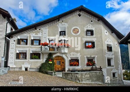 Maison typique de l''Engadine au La Plazetta square, Scuol, Engadine, Grisons, Grisons, Suisse Banque D'Images