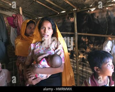 Samrika Begum, 22 ans, qui a donné naissance à un fils le jour de son arrivée au camp de réfugiés de Kutupalong, a trouvé refuge après avoir fui la violence au Myanmar en novembre. La femme a dû marcher un long chemin de croix en Bangladesh même qu'elle était à son dernier stade de la grossesse. La photographie a été prise par Nazrul Islam près de camp de réfugiés en Kutupalang Ukhiya sous-district de Cox·s Bazar le 26 janvier 2017. Photo : Nazrul Islam/dpa Banque D'Images