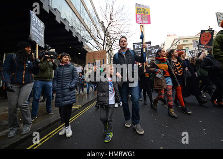 L'interdiction des musulmans. Les manifestants se sont réunis devant l'ambassade américaine à Londres, et marchèrent sur Downing Street pour protester contre l'ordre exécutif Donald Trump - surnommé son interdiction "musulman" Banque D'Images