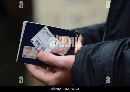 Manifestant Jeremy Hill Edwards a brûlé son passeport américain devant l'ambassade américaine à Londres pour protester contre l'interdiction de voyager du Donald Trump Banque D'Images