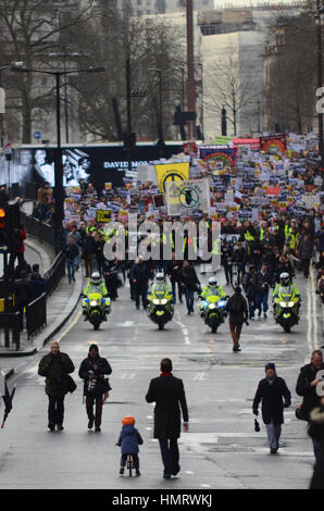 L'interdiction des musulmans. Les manifestants se sont réunis devant l'ambassade américaine à Londres, et marchèrent sur Downing Street pour protester contre l'ordre exécutif Donald Trump - surnommé son interdiction "musulman" Banque D'Images