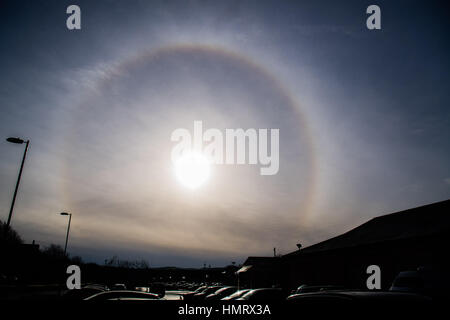 Pays de Galles Aberystwyth UK, dimanche 05 février 2017 UK Weather : par un froid matin de février un spectaculaire 'Halo' formes dans le ciel au-dessus de Aberystwyth au Pays de Galles. Des halos de Sun sont formés par les cristaux de glace en suspension dans les nuages cirrus ou cirrostratus élevée (5 à 10 km, ou 3 à 6 miles) dans la haute troposphère, parmi les plus connus est le 22° Halo Halo, souvent simplement appelée "halo", qui apparaît comme un grand anneau autour du Soleil avec un rayon d'environ 22° (à peu près la largeur d'une main tendue à bout de bras). photo : Keith Morris / Alamy Live News Banque D'Images