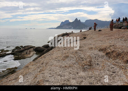 Rio de Janeiro, Brésil, le 4 février 2017 : quelques jours avant le début officiel du carnaval de Rio de Janeiro, la ville est déjà plein de touristes qui aiment l'été brésilien et les belles plages de la ville. Dans cette image la colline deux frères, vu de la pierre de l'Arpoador, le samedi. Banque D'Images