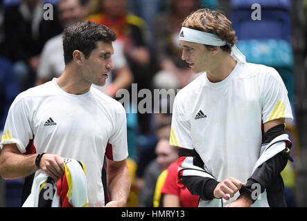 Francfort, Allemagne. Le 04 février, 2017. Alexander et son frère Mischa Zverev (L) se tenir ensemble avant un match entre l'Allemagne et la Belgique à la Coupe Davis de tennis à l'Ballsporthalle à Francfort, Allemagne, 04 février 2017. Photo : Arne Dedert/dpa/Alamy Live News Banque D'Images