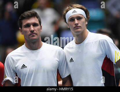 Francfort, Allemagne. Le 04 février, 2017. Alexander et son frère Mischa Zverev (L) se tenir ensemble avant un match entre l'Allemagne et la Belgique à la Coupe Davis de tennis à l'Ballsporthalle à Francfort, Allemagne, 04 février 2017. Photo : Arne Dedert/dpa/Alamy Live News Banque D'Images