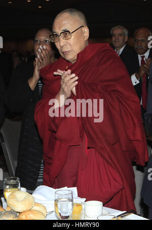 Washington, District de Columbia, États-Unis. 5 février 2015. Le Dalaï Lama assiste au petit déjeuner de prière national à l'hôtel Washington Hilton à Washington, DC, le 5 février 2015. Les dirigeants américains et internationaux de différents partis et religions se réunissent chaque année à cet événement pour une heure consacrée à la foi et à la prière. Crédit photo : Dennis Brack/CNP/AdMedia crédit : Dennis Brack/AdMedia/Alamy Live News Banque D'Images