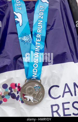 London UK. 5 février 2017. Les participants prennent part à la London 10 k winter run dans l'aide de Cancer Research UK, qui débute et se termine à Trafalgar Square London Crédit : amer ghazzal/Alamy Live News Banque D'Images