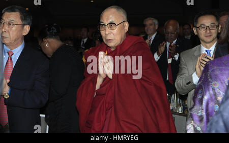 Washington, District de Columbia, États-Unis. 5 février 2015. Le Dalaï Lama assiste au petit déjeuner de prière national à l'hôtel Washington Hilton à Washington, DC, le 5 février 2015. Les dirigeants américains et internationaux de différents partis et religions se réunissent chaque année à cet événement pour une heure consacrée à la foi et à la prière. Crédit photo : Dennis Brack/CNP/AdMedia crédit : Dennis Brack/AdMedia/Alamy Live News Banque D'Images