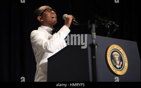 Washington, District de Columbia, États-Unis. 5 février 2015. Quintavious Johnson chante la prière du Seigneur au petit déjeuner de prière national à l'hôtel Washington Hilton à Washington, DC le 5 février 2015. Les dirigeants américains et internationaux de différents partis et religions se réunissent chaque année à cet événement pour une heure consacrée à la foi et à la prière. Crédit photo : Dennis Brack/CNP/AdMedia crédit : Dennis Brack/AdMedia/Alamy Live News Banque D'Images
