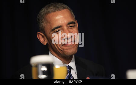 Washington, District de Columbia, États-Unis. 5 février 2015. Le président des États-Unis Barack Obama assiste au petit déjeuner de prière national à l'hôtel Washington Hilton à Washington, DC, le 5 février 2015. Les dirigeants américains et internationaux de différents partis et religions se réunissent chaque année à cet événement pour une heure consacrée à la foi et à la prière. Crédit photo : Dennis Brack/CNP/AdMedia crédit : Dennis Brack/AdMedia/Alamy Live News Banque D'Images