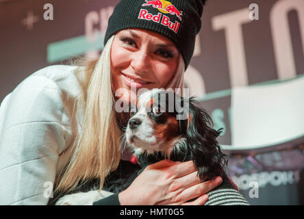 Saint-Moritz, Suisse. Feb, 2017 5. Lindsey Vonn de l'US Ski Team et son chien Lucy pendant un sport Conférence de presse concernant la série TV 'Chasing History', une documentation de la vie et la formation de Lindsey Vonn à Saint-Moritz, Suisse, le 5 février 2017. Photo : Michael Kappeler/dpa/Alamy Live News Banque D'Images