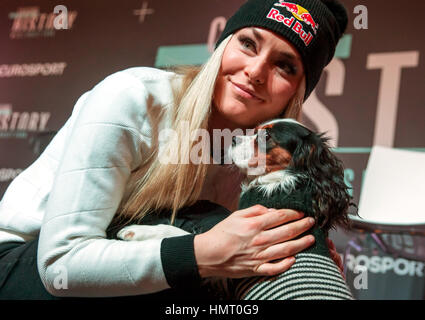 Saint-Moritz, Suisse. Feb, 2017 5. Lindsey Vonn de l'US Ski Team et son chien Lucy pendant un sport Conférence de presse concernant la série TV 'Chasing History', une documentation de la vie et la formation de Lindsey Vonn à Saint-Moritz, Suisse, le 5 février 2017. Photo : Michael Kappeler/dpa/Alamy Live News Banque D'Images