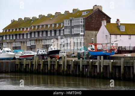 UK. West Bay, Dorset, Royaume-Uni. 5 février 2017. Météo britannique. À la suite de l'Ouest, une mer Baie port est vide de bateaux de pêche, avec eux en prenant la sécurité sur le quai. Crédit : John Gurd Media/Alamy Live News Banque D'Images