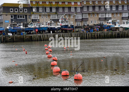 UK. West Bay, Dorset, Royaume-Uni. 5 février 2017. Météo britannique. À la suite de l'Ouest, une mer Baie port est vide de bateaux de pêche, avec eux en prenant la sécurité sur le quai. Crédit : John Gurd Media/Alamy Live News Banque D'Images